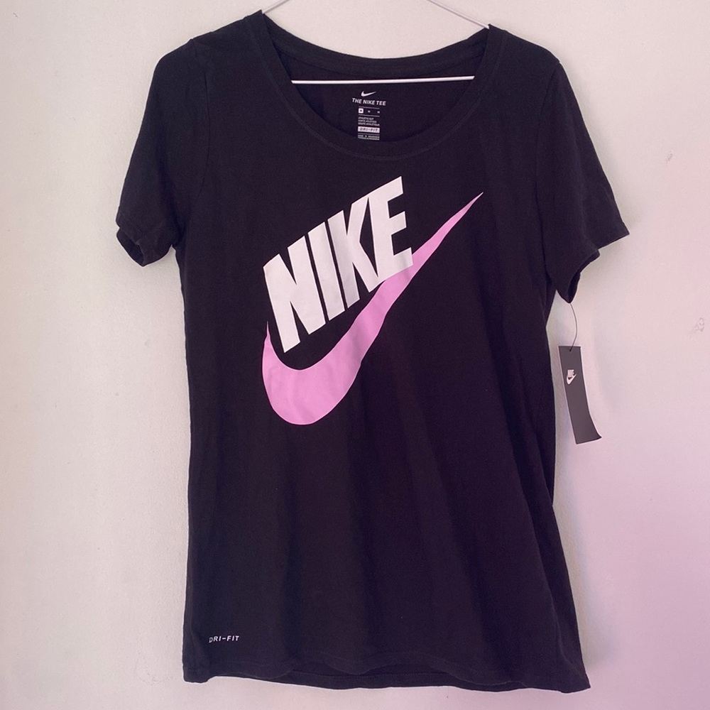 Nike short sleeve shirt women’s size medium